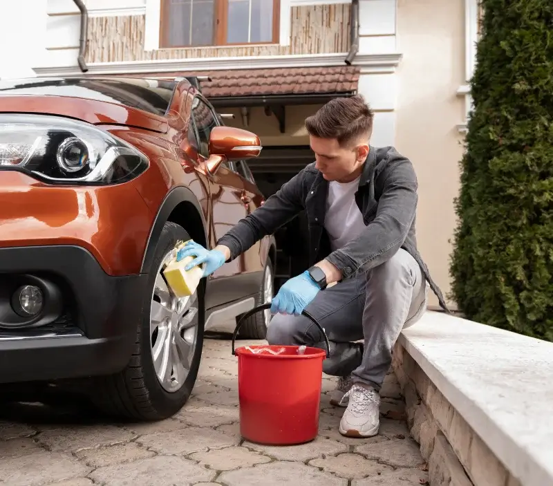 Lavage auto à domicile La Vendelée : professionnel intervenant sur un véhicule
